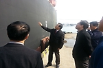 낙포부두에 방문한 사장이 선박을 가르키며 점검을 하고 있는 모습