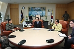 국군수송사령관이 방문하여 사장실에서 임원들과 회의하는 모습