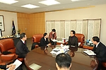 양밍 한국대표가 광양항을 방문하여 회의실에서 회의를 하고 있는 모습