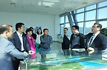 중국 물류 업&middot;단체를 대상으로 실시한 광양항 설명회에서 참여한 사람들에게 설명을 하고 있는 모습